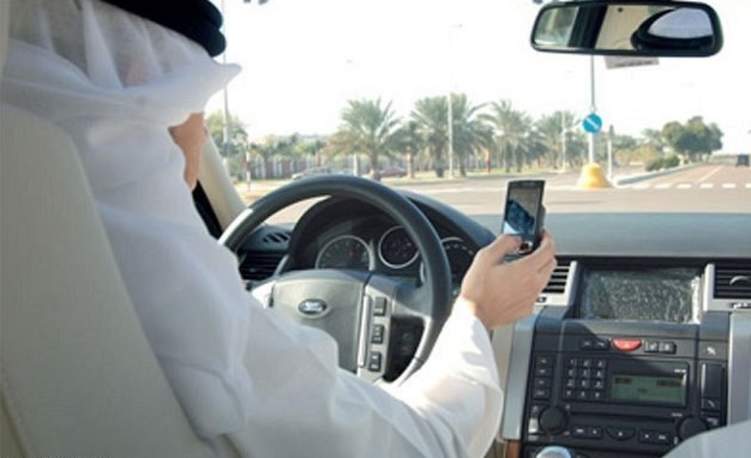 عاجل: ترحيل الوافدين في حالة التحدث في الهاتف اثناء القيادة بالكويت