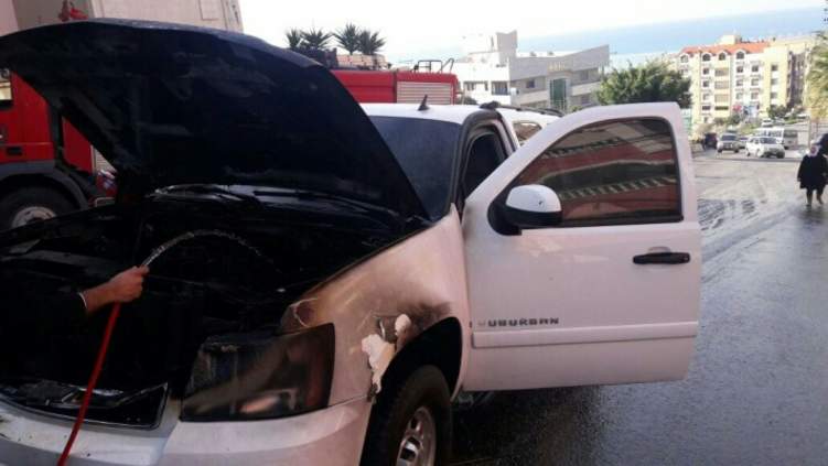 شاب يخاطر بحياته لإنقاذ سيارة من الاحتراق بمحافظة الخرج السعودية (فيديو)
