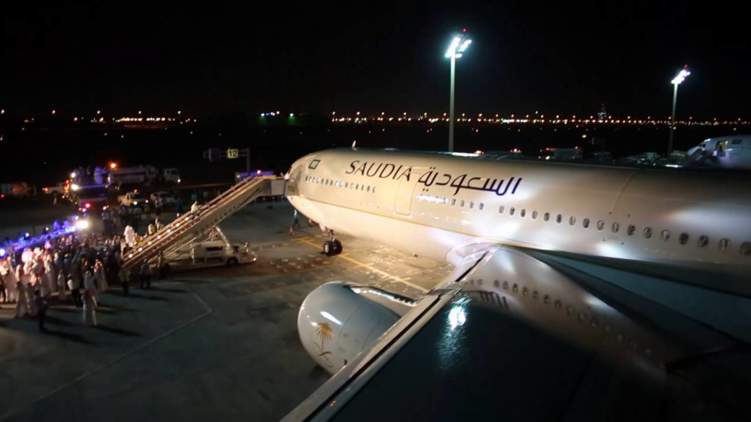 ما هي حقيقة فيديو الطيار السعودي الذي يسلم قيادة طائرة لابنه الطفل مخاطرا بحياة الركاب؟