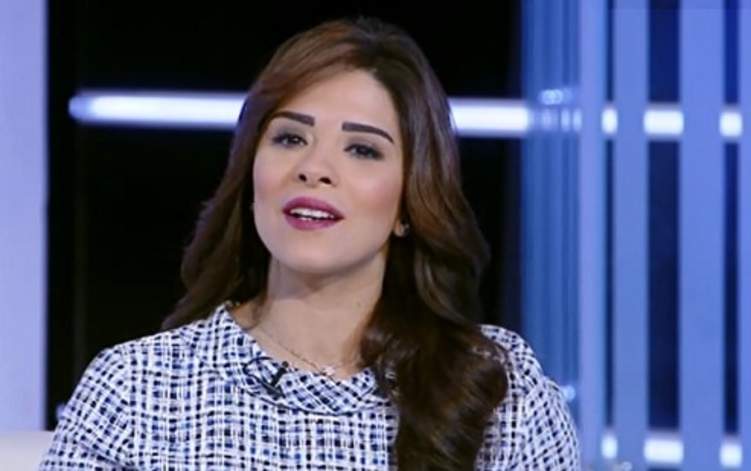 متصل يحرج مذيعة مصرية على الهواء: "عايز أشوف اللي ربوكي" (فيديو)