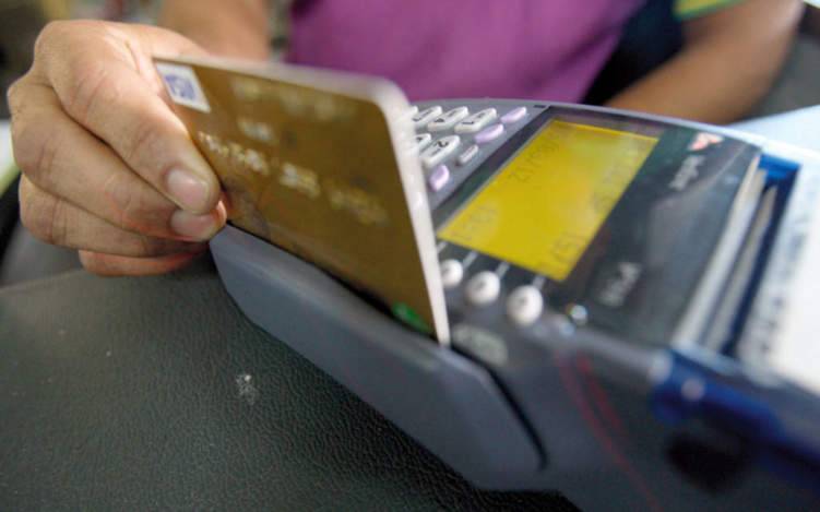 منع المتاجر الإماراتية من مسح البطاقات المصرفية أكثر من مرة