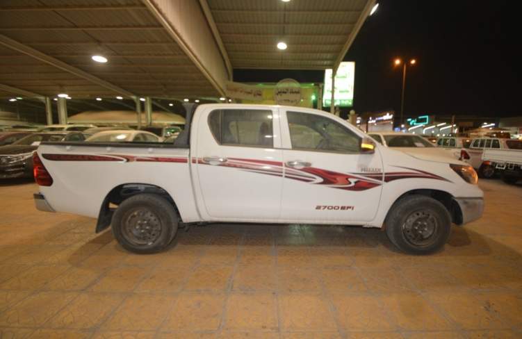 تهور سائق هايلوكس يكاد يتسبب في كارثة على أحد طرق الرياض (فيديو)