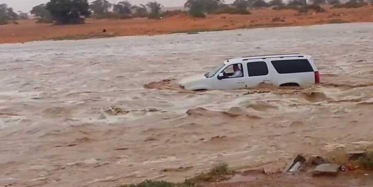 شجاعة قائد سيارة تنقذ شاب من الغرق في مياه السيول بالطائف (فيديو)