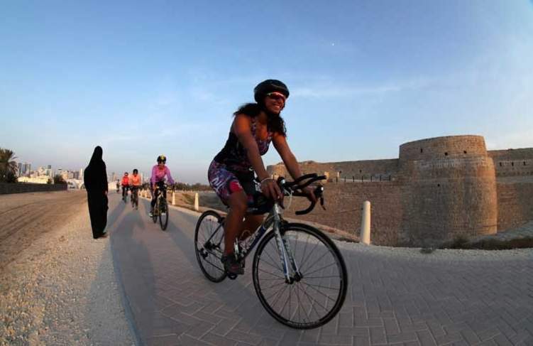 مدينة الملك عبدالله الرياضية تشهد أول سباق دراجات هوائية للسيدات بالمملكة (فيديو)
