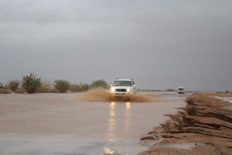 مياه الأمطار بمحافظة تربة تحتجز سيارة بها أب وأبناؤه (فيديو)