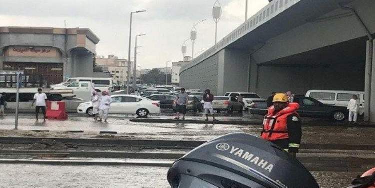 مياه السيول تحتجز سيارة بداخلها شخص في أحد جسور مكة (فيديو)