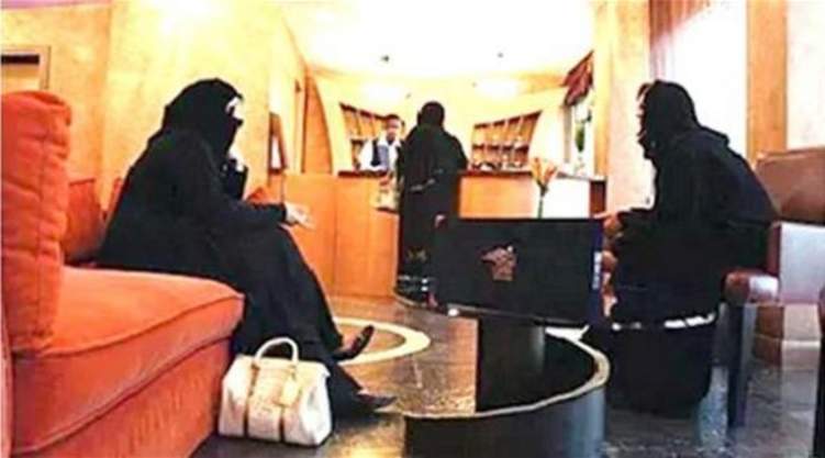 "السياحة السعودية" تسمح للمرأة النزول بالفنادق بدون محرم