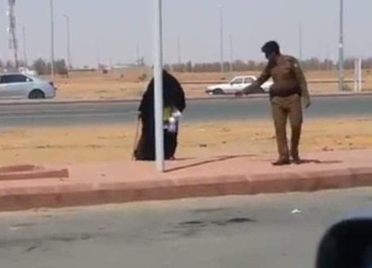 شاهد ما فعله رجل أمن سعودي مع مسنة على أحد طرق المملكة (فيديو)