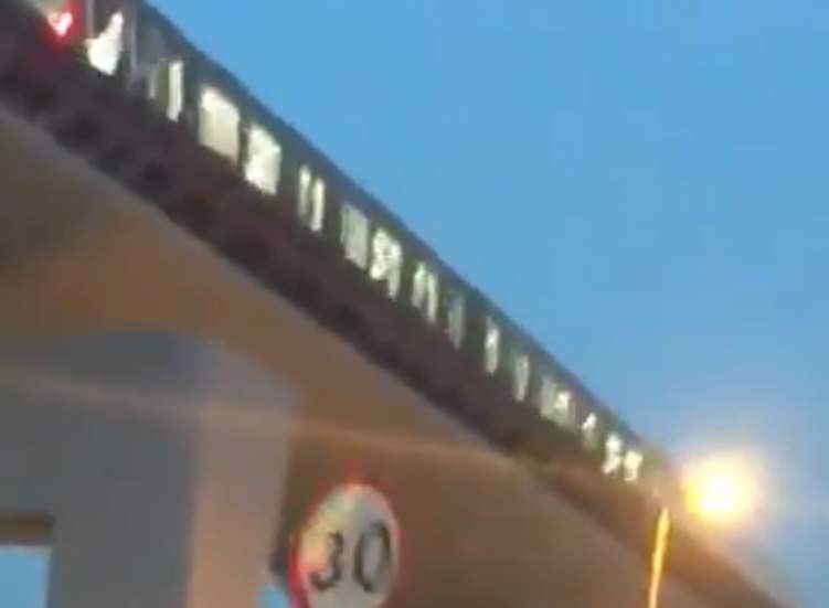 قطار الرياض يسير في شوارع العاصمة للمرة الأولى (فيديو)