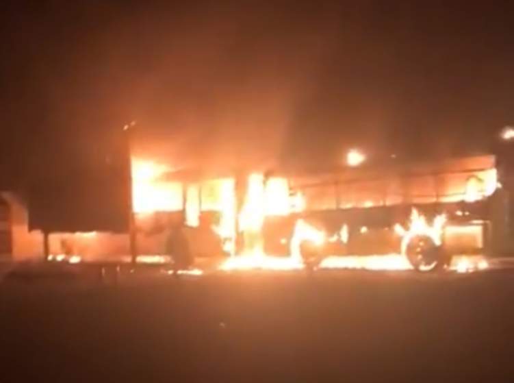 اندلاع حريق هائل في حافلات نقل مدرسي بالقصيم ورصد مكافأة 50 ألف ريال (فيديو)