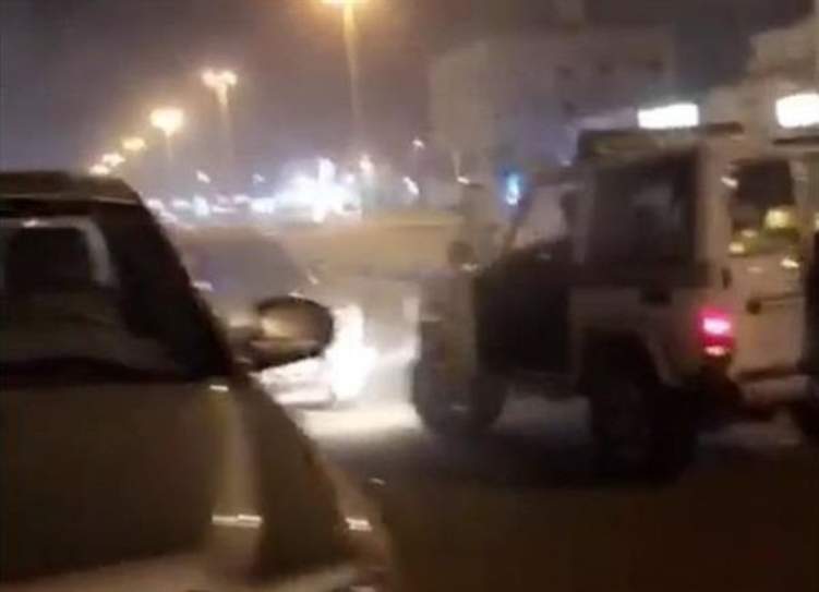 سائق متهور يصدم دورية أمنية وعدد من السيارات بمحافظة الخفجي (فيديو)