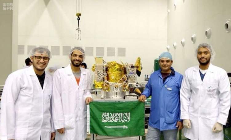 السعودية تغزو القمر في رحلة فضائية