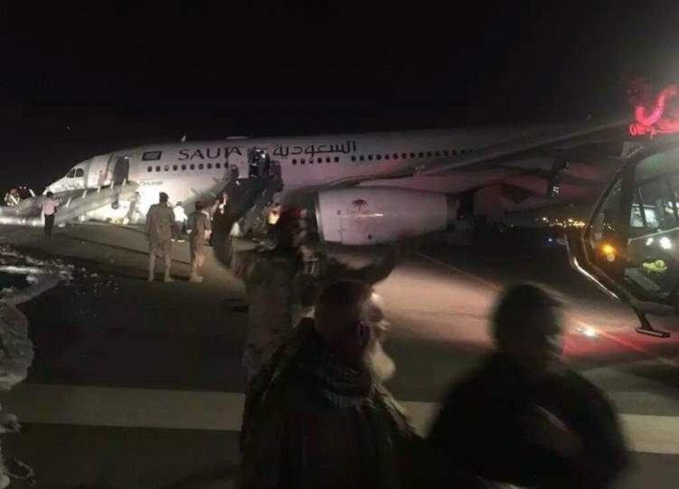 حريق بطائرة سعودية هبطت اضطرارياً بمطار الملك عبدالعزيز دون نزول العجلات (فيديو)