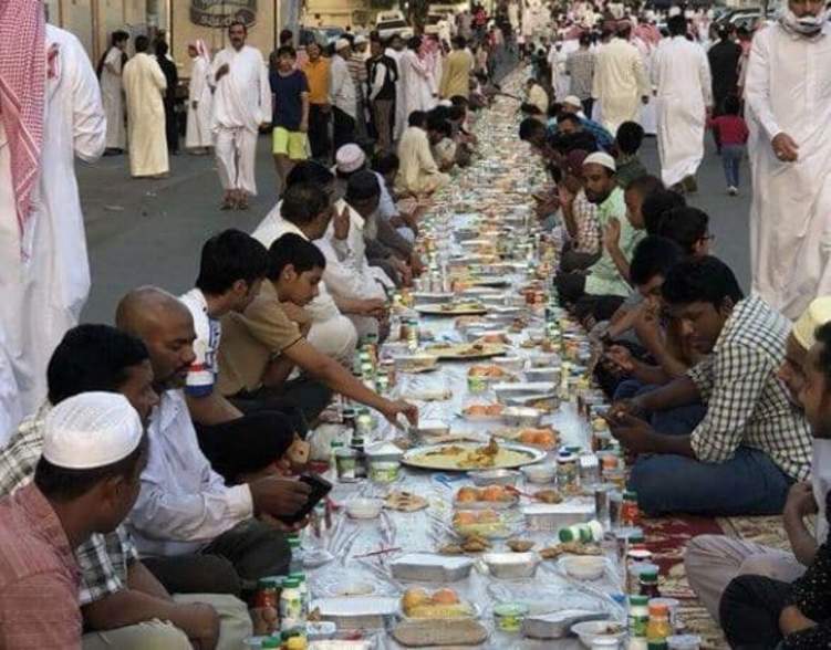 أهالي الطائف يقيمون أكبر سفرة رمضانية صدقة عن روح الملك عبدالله