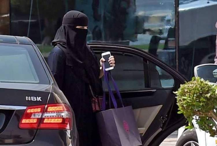 لحظة استلام أولى رخص القيادة النسائية في المملكة (فيديو)