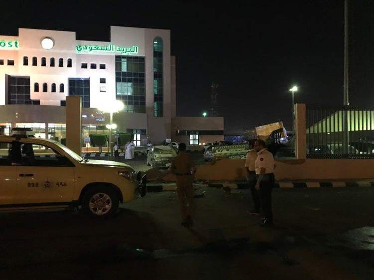 شاحنة تقتحم مبنى البريد السعودي بالمدينة المنورة (فيديو)