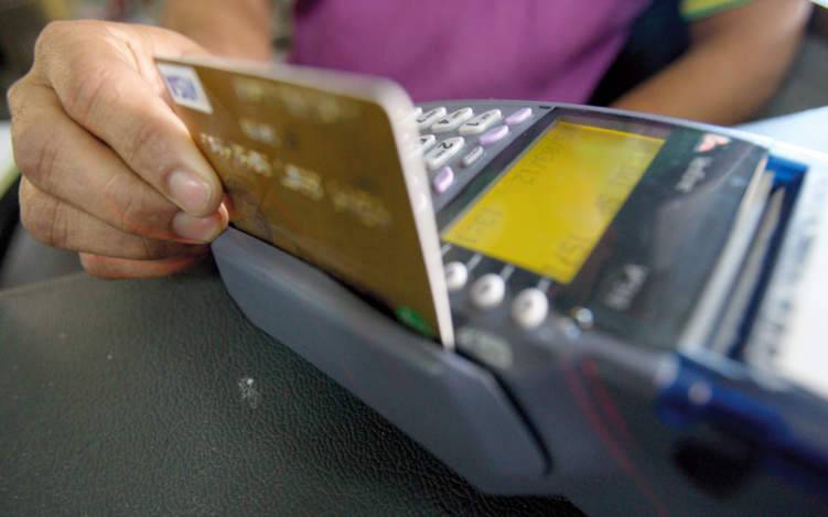 المصارف الكويتية: لا تسمحوا للمتاجر بمسح بطاقاتكم المصرفية