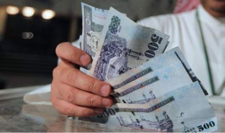 السعودية: لا رواتب للمتغيبين عن العمل بالساعات ومكافأة نقدية للمتميزين