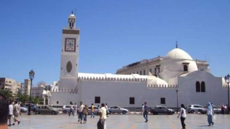 الحكومة تهدد بفصل أئمة مساجد في الجزائر... والسبب؟