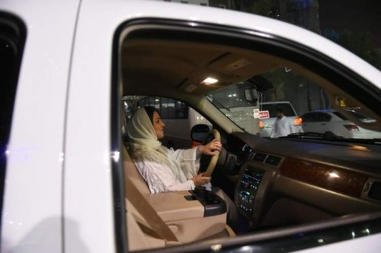 رغم بدء تنفيذ قرار قيادة المرأة.. لماذا خلت مكة من نساء تقود السيارات؟