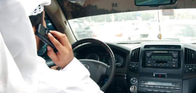 ما هي مخاطر استخدام الهاتف الذكي أثناء قيادة السيارة؟