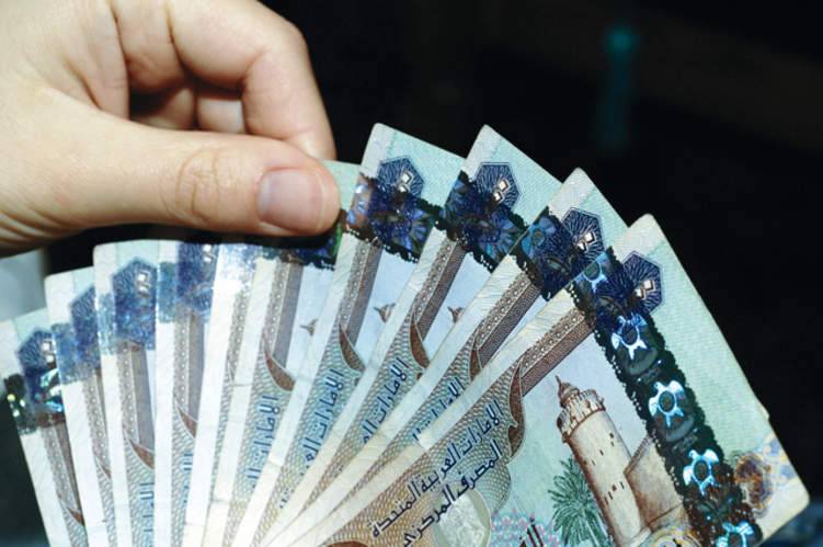 البنوك الإماراتية تبدأ تطبيق الضريبة المضافة على خدماتها
