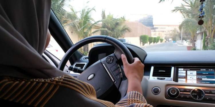 القبض على شاب بعد ما فعله مع أكاديمية أثناء قيادتها لسيارتها في جدة