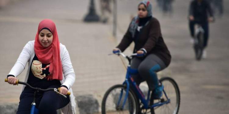 مصريون يقبلون على الدراجات الهوائية بسبب غلاء الوقود