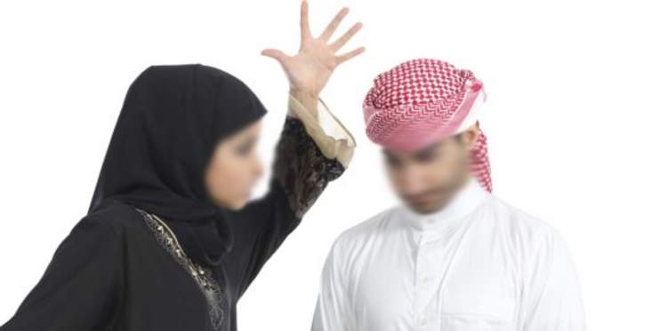 زوجة سعودية تضرب زوجها بالمكنسة.. تتصدر تويتر