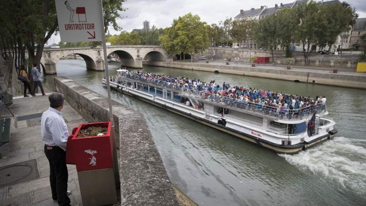 في باريس مراحيض عامة للتبول في النهر.. تثير غضب السكان