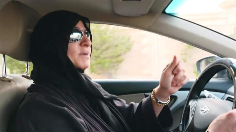 سهيلة.. أول سائقة سعودية في شركة "كريم" بالمنطقة الشرقية