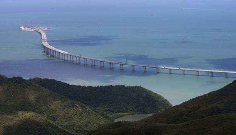 الصين تفتتح أطول جسر بحري في العالم
