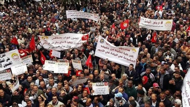 آلاف الموظفين في تونس يضربون عن العمل