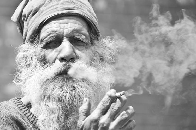 مشروع أمريكي لرفع السن القانوني للمدخن إلى 100 عام!