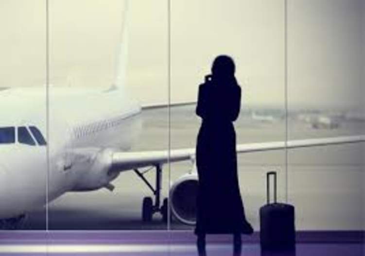 لا قرار يسمح بسفر المرأة السعودية دون تصريح