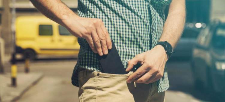 وضع الهاتف في جيب السروال يؤثر على القدرات الجنسية