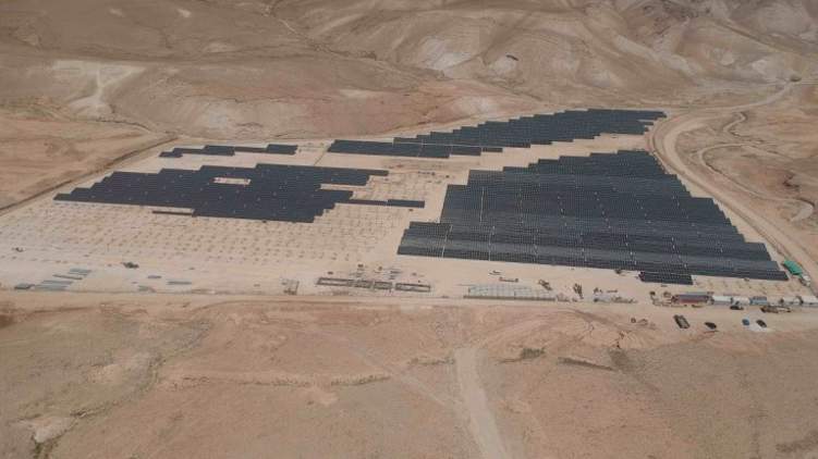 الفلسطينيون يشيدون أكبر محطة للطاقة الشمسية في أخفض بقاع العالم