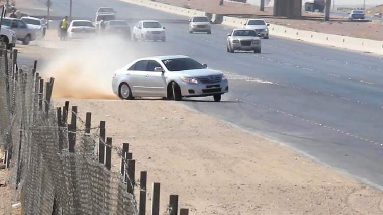 قائد سيارة مستهتر يكاد يتسبب في كارثة على أحد طرقات السعودية (فيديو)