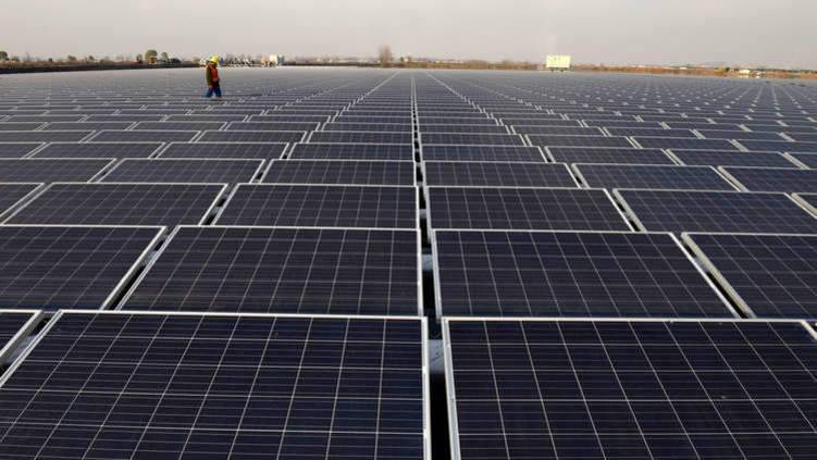 أبوظبي تستعد لإنشاء أضخم محطة للطاقة الشمسية في العالم