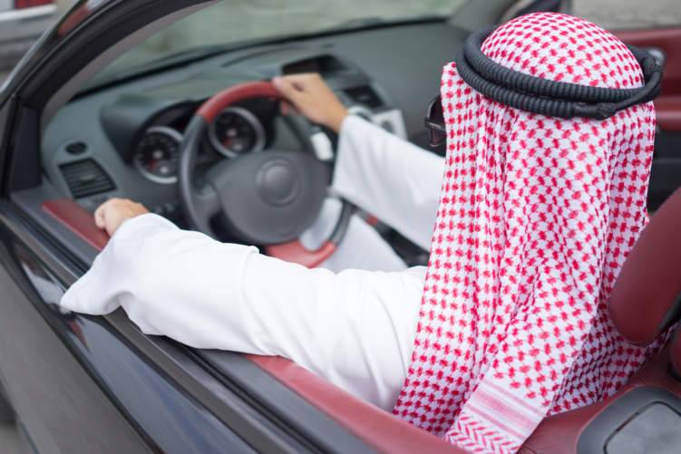 المرور السعودية تحذر من 4 تصرفات يقوم بها بعض السائقين أثناء القيادة: تشكل خطر كبير