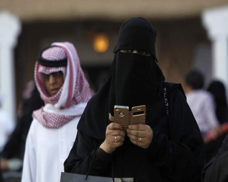 متحرش بمنقبة.. يثير جدلاً واسعاً في تويتر السعودية