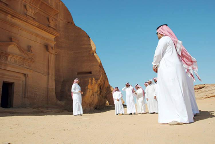كم عدد المرشدين السياحيين في السعودية؟ وكم يتقاضون شهرياً؟