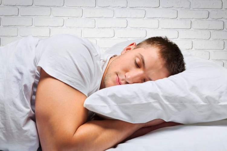 وضعية نومك تؤثر على صحة قلبك وعظامك!