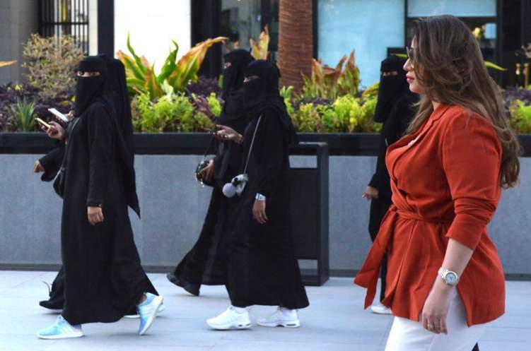 السعودية: هل خروج المرأة دون عباءة وحجاب يعرضها للمسائلة؟