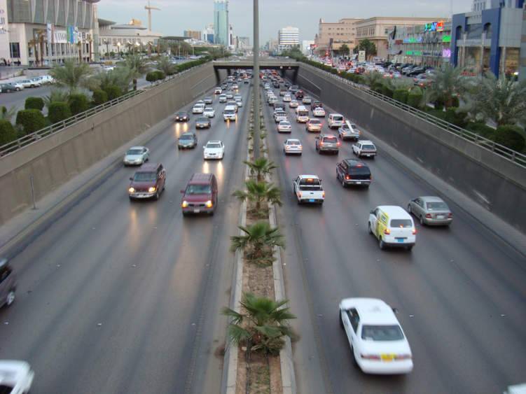 إدارة المرور السعودية تحذر قائدي السيارات من هذه الممارسات على الطريق
