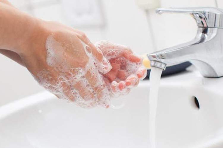 تعرف على خطورة المبالغة بغسل اليدين!