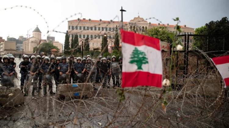 تجميد عمل البنوك اللبنانية حتى إشعار آخر
