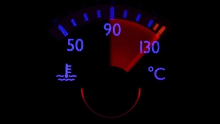 لماذا ترتفع درجة حرارة السيارة عند السرعات العالية؟