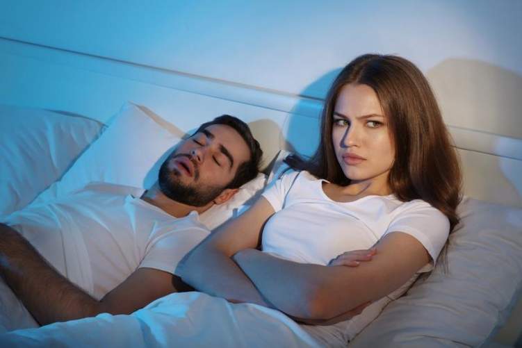 لماذا يجب عليك النوم بعيداً عن زوجتك؟