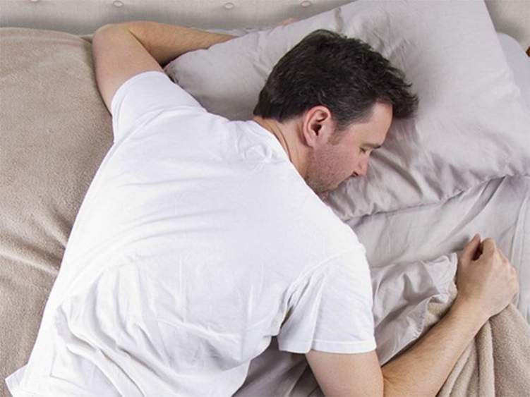 ما مخاطر النوم على البطن؟